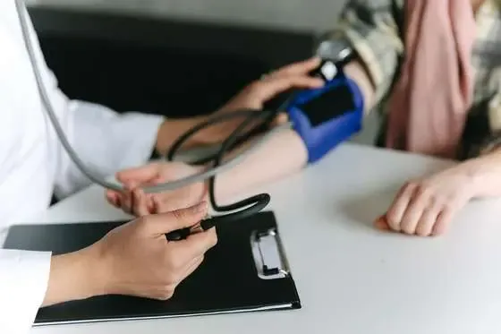 Toma de presión arterial en consulta de medicina general