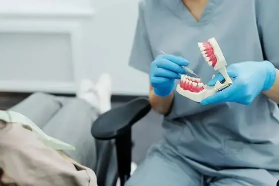 Odontóloga mostrando un modelo dental en consulta de odontología en Guayaquil