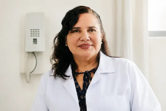 Dra. Ana Tapia, pediatra y neonatóloga de CECP en Guayaquil, en su consultorio