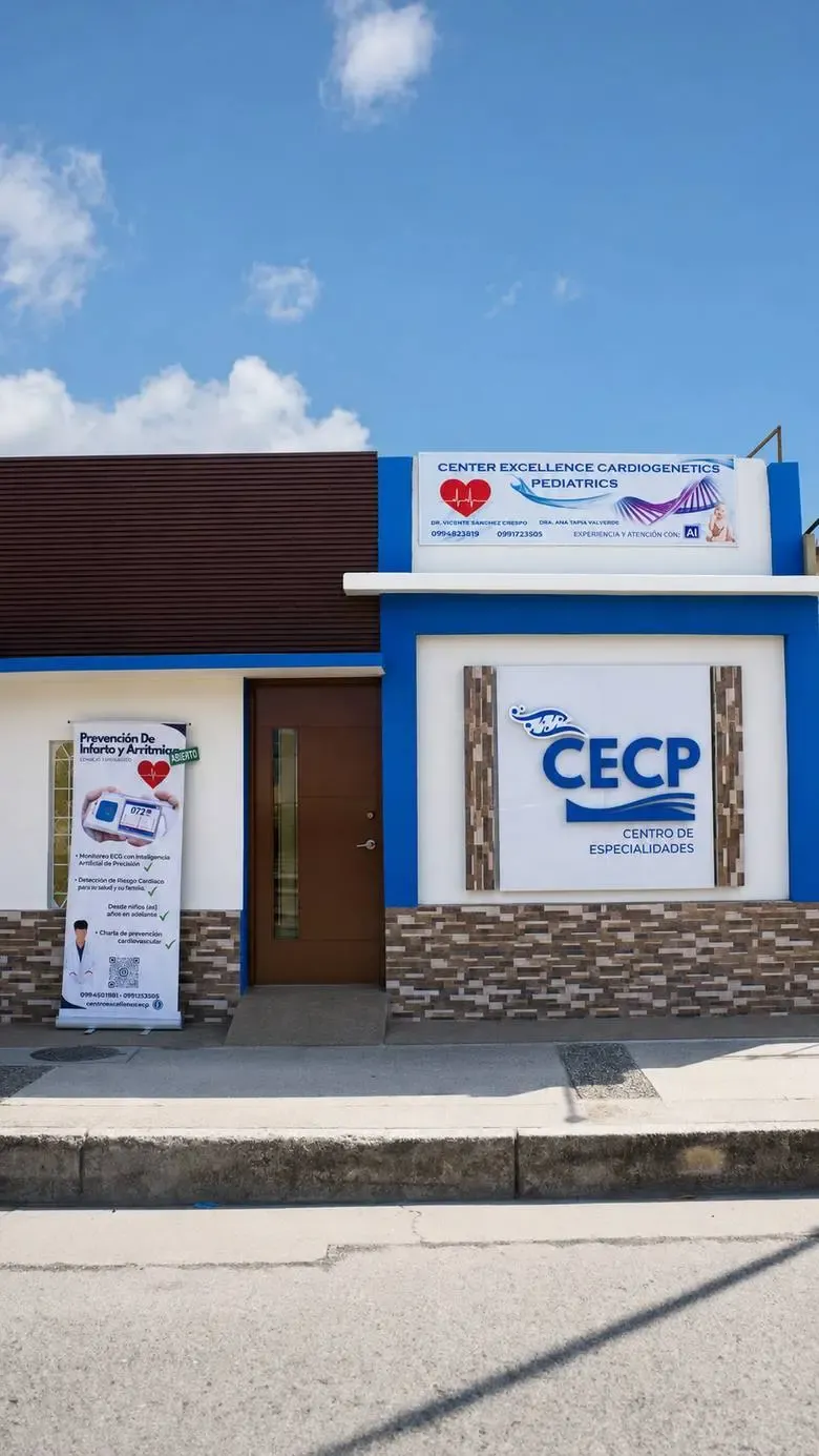 Fachada del centro médico CECP en Atarazana, Guayaquil, con cielo despejado