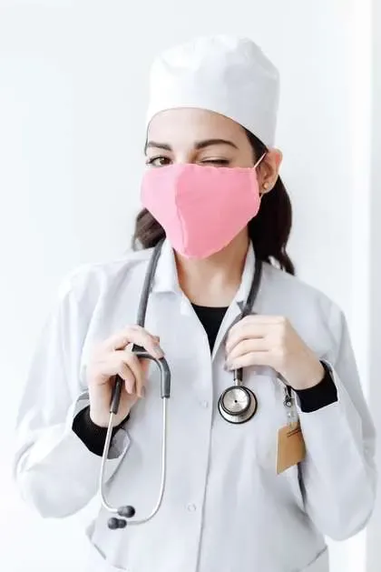 Doctora de CECP con estetoscopio, atención cálida y profesional