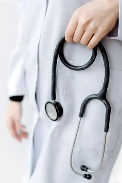 Profesional médico de CECP con estetoscopio en mano