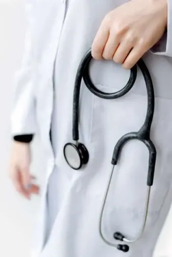 Estetoscopio en manos de una profesional médica de CECP